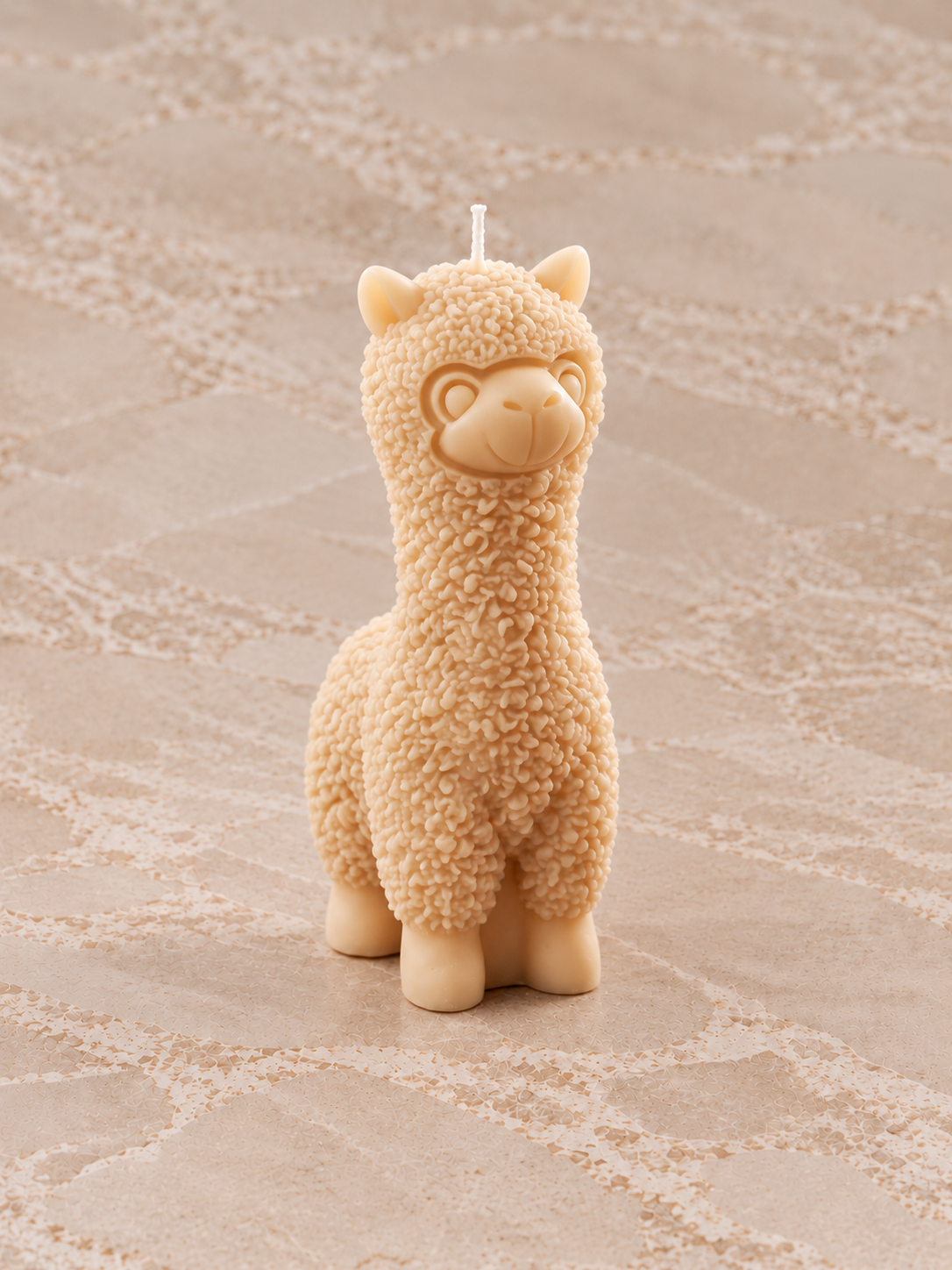 Alpaka Kerze in Creme – handgemachte Figurenkerze aus Rapswachs auf Marmor