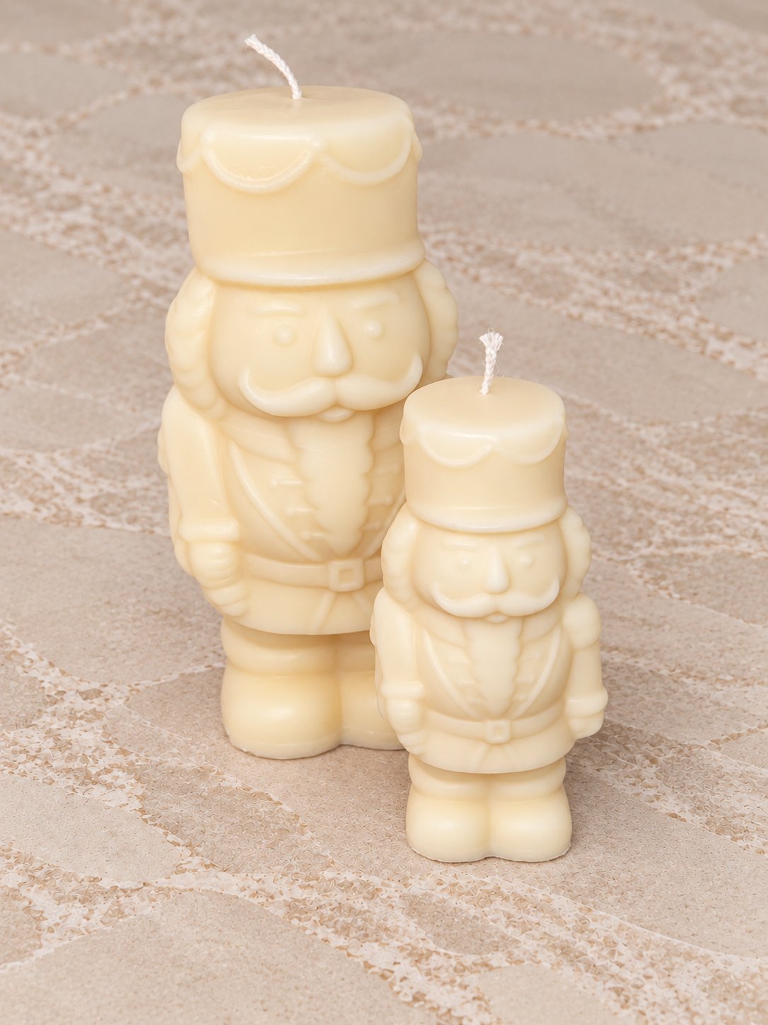 Nussknacker Kerze – handgemachte Figurenkerze aus Rapswachs von Loom&Light