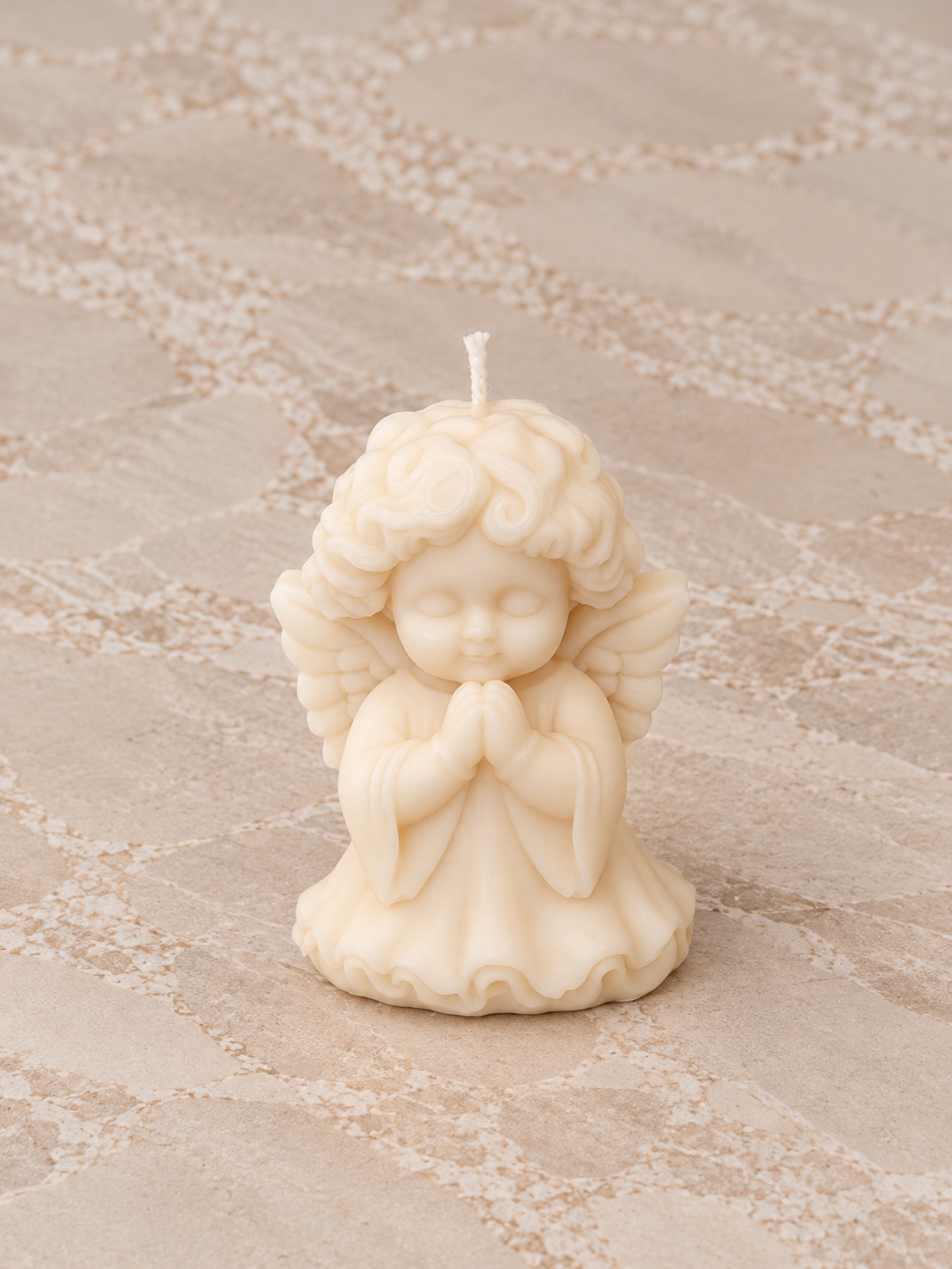Betender Engel Kerze – handgemachte Figurenkerze aus Rapswachs von Loom&Light