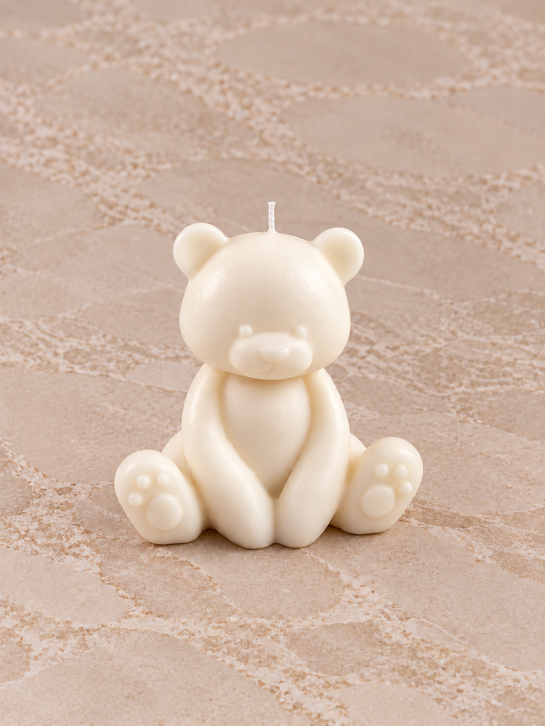 Teddybär Kerze groß – handgemachte Figurenkerze aus Rapswachs auf Marmor