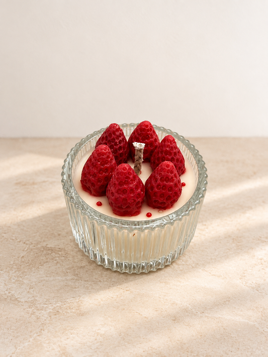 Erdbeertörtchen – handgemachte Dessertkerze im Glas aus Rapswachs von Loom&Light