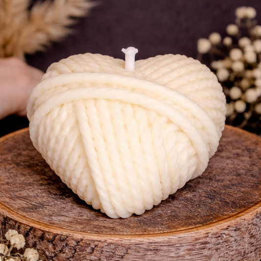 Strickherz Kerze – handgemachte Kerze aus Rapswachs von Loom&Light